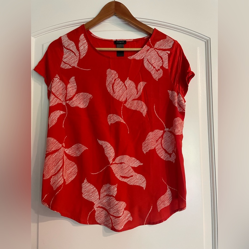 Ann Taylor Red Short Sleeve Floral Tee with White Leaf Print